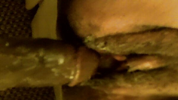 Die schwarzhaarige Fußfetischgöttin stellt ihre zarten Füßchen zur Schau suche kostenlose pornos